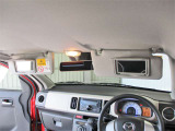 運転席・助手席ともにサンバイザー内側に鏡がついております。