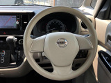 インテリアに合わせたデザインのステアリングは、運転される方のことも考え、運転しやすい形状、大きさです。是非一度、実際に触ってお確かめください。