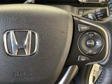 ハンドルにHondaセンシング系のクルーズコントロールやレーンキープアシストなどのスイッチが装備されています。ハンドルから手を離さず安全に操作できます。