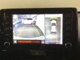 全周囲カメラは、上空から見下ろしたように路面を映し出します。
