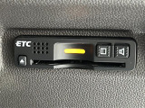 【ETC】有料道路を利用する際に料金所で停止することなく通過できる、ETC車載器(ノンストップ自動料金収受システム機器)が装備されています。セットアップを行うことで利用可能になります。