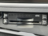 【ETC】有料道路を利用する際に料金所で停止することなく通過できる、ETC車載器(ノンストップ自動料金収受システム機器)が装備されています。セットアップを行うことで利用可能になります。