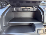 運転席前方、ハンドル上を開くと、大きな収納スペースがあります!