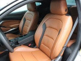 運転中の体をしっかりと支えてくれるスポーツシート。シートヒーターとベンチレーション付きで1年中快適におお乗りいただけます!