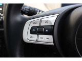 ハンドル左部分でオーディオ操作が可能。そのため、運転中でも目線をずらさずに安全運転♪スマートフォンを接続してハンズフリー通話も可能です。