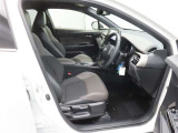 運転席に上下アジャスターがついていて、座ったままで自分にちょうどいいポジションに調整することができます。
