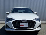 日本人デザイナーの発案によって2005年から採用されている、「シングルフレームグリル」。ひと目でAudiとわかる象徴的なデザインはAudiのブランドイメージを確立しています。