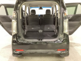 アシートの背もたれを倒してさらに広々としたトランクスペースになります。段差も少なく荷物の出し入れもしやすくなっています。