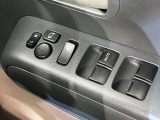 【電動格納ミラー】サイドミラーは電動格納式となっており、狭い駐車場でもキズがつくリスクを抑えられます。