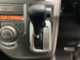 4速AT車のセレクトレバーです。低速から高速までスムーズな走りを実現するとともに、エンジン効率のよい領域を維持することで燃費にも貢献します。