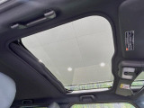 【ガラスルーフ】ガラスルーフ搭載で車内の解放感が一気にアップ!開放的なドライブをお楽しみいただけます。
