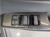 パワーウィンドウのスイッチですよ。 運転席に居ながら窓を開け閉めのコントロールできますよ。 ロック機能で、子供がイタズラして窓を開けるという事も無くなりますよ。