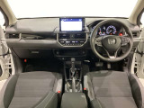 車内は光触媒抗菌消臭施工済です。インパネ周りはスタイリッシュなデザインで機能や装備も充実しています。グローブボックスやカップホルダーのほかにトレーなどたくさんの収納スペースが付いています。