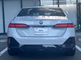 BMWのテールランプはプレスラインへと続く形状のため、統一感のある綺麗なラインを演出しております。