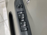 【電動格納ミラー】サイドミラーは電動格納式となっており、狭い駐車場でもキズがつくリスクを抑えられます。