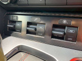GT-Rのマルチハイパフォーマンスを最大限に引き出すセットアップスイッチです!トランスミッション、ショックアブソーバー、VDC-Rのそれぞれ3段階のモード切替が可能。さまざまな路面に対応できます。