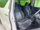 運転席まわりには十分なスペースがあり、大柄な方でもゆったり運転していただける環境です。