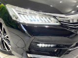 【LEDヘッドライト】悪天候や夜間走行時も良好な視界を確保し安心して運転できる高輝度LEDヘッドライトを装備!点灯速度が早く、消費電力も抑えられています。