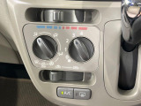 寒い冬も暑い夏も全席に快適な空調を届けてくれる、ダイヤル式エアコンを装備♪