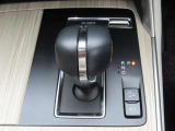 CX-60のシフトレバーです。MTモード付きの8ATで、しなやかな走りを支えます。