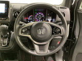ハンドルにHondaセンシング系のクルーズコントロールやレーンキープアシストなどのスイッチと、オーディオの操作スイッチが装備されています。ハンドルから手を離さず安全に操作できます。