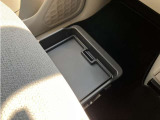 助手席下にも収納スペースあります☆コンパクトなのにたくさん収納があって助かります☆車検証を入れてる方も多い収納スペースです☆