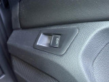 運転席ドアに設置されるスイッチで車から降りることなくテールゲートを開けることができます。