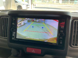 ギアをバックに入れるとナビ画面に、まるで雲の上から覗いているような映像が映り、駐車をサポートしてくれます!