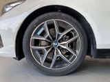 BMWの純正アロイホイールは軽量かつ強度にも優れているホイールで走行性能を引き上げる設計になっております。足元にもBMWは妥協がなくこだわっている個所になります。