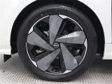 純正アルミホイールは精度が高く、走行の安定性が優れています。タイヤサイズ205/50R17
