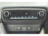 【オートエアコン】一度お好みの温度に設定すれば、車内の温度を検知し風量や温度を自動で調整。暑い…寒い…と何度もスイッチ操作をする必要はありません。快適な車内空間には必須の機能ですね