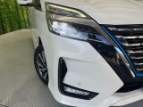 【LEDヘッドライト】悪天候や夜間走行時も良好な視界を確保し安心して運転できる高輝度LEDヘッドライトを装備!点灯速度が早く、消費電力も抑えられています。