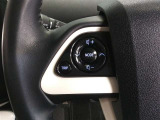 ステアリングには運転中でも簡単に操作できる各種スイッチついてます