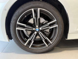 BMWの純正アロイホイールは軽量かつ強度にも優れているホイールで走行性能を引き上げる設計になっております。足元にもBMWは妥協がなくこだわっている個所になります。