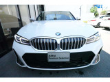 BMWの代名詞の【キドニーグリル】グリルが腎臓のように見えるので【キドニー】と呼ばれるようになりました。一目見ただけでBMWであると認識できる確固たるアイコンとして存在感を放ちます。