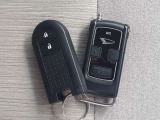 今や欠かせないアイテムとなったキーレス。もちろん付いています。直接キーを差し込まなくてもドアの施錠・開錠が出来ます。ドア回りのキズ防止にもなりますね