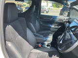 高いホールド性で運転姿勢が安定します。長距離ドライブでも疲れにくいのが魅力です。快適なドライビングライフをお送りください♪
