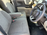 乗り心地の良いフロントシートです。足回りも広々としておりますので、長時間の運転も疲れづらいですよ。