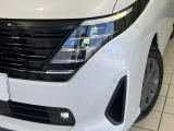 【LEDヘッドライト】悪天候や夜間走行時も良好な視界を確保し安心して運転できる高輝度LEDヘッドライトを装備!点灯速度が早く、消費電力も抑えられています。
