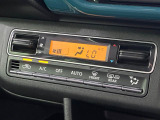 【オートエアコン】一度お好みの温度に設定すれば、車内の温度を検知し風量や温度を自動で調整。暑い…寒い…と何度もスイッチ操作をする必要はありません。快適な車内空間には必須の機能ですね♪
