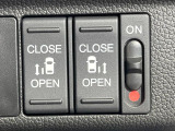 【両側パワースライドドア】スマートキーや運転席のスイッチで後席両側スライドドアの開閉が可能♪電動だから力を入れてドアを開ける必要が無く、小さなお子様でも簡単に開け閉めでき快適です♪