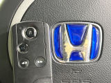 【Hondaスマートキー】カバンやポケットに入れたままでもドアの施錠・解錠が可能なスマートキーを装備。エンジンのオン・オフ時もカギを取り出す必要が無いからとっても便利です♪