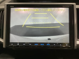 バックでの車庫入れも安心です! リアカメラが付いているバックモニター付のナビを装備しております。操作線もついており距離感も画面から確認できます。