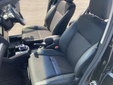 高いホールド性で運転姿勢が安定します。長距離ドライブでも疲れにくいのが魅力です。快適なドライビングライフをお送りください♪