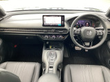 運転席周りです。カップホルダーや小物の収納などは必須ですよね!!使い勝手の良いつくりになっております!!