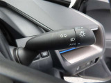 スイッチをオートに設定しておけば、車外の明るさに応じて自動的にヘッドランプを点灯・消灯します。夕暮れ時やトンネルの続く山道などを走行する時に便利なコンライトを装備しています。