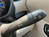車外の明るさに応じでライトを点灯、消灯してくれるオートライト機能です☆お天気の良い昼間のトンネル走行などオートにしてると便利で安心です☆エンジン停止時にライトの消し忘れも無くなります☆