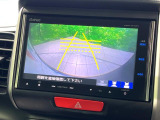 【バックカメラ】駐車時に後方がリアルタイム映像で確認できます。大型商業施設や立体駐車場での駐車時や、夜間のバック時に大活躍!運転スキルに関わらず、今や必須となった装備のひとつです!