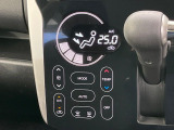 【オートエアコン】一度お好みの温度に設定すれば、車内の温度を検知し風量や温度を自動で調整。暑い…寒い…と何度もスイッチ操作をする必要はありません。快適な車内空間には必須の機能ですね♪