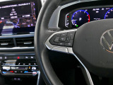 設定したスピードを上限に自動で加減速をし、一定の車間距離を保つ事で長距離運転の疲労を軽減する【ACC】が装備。